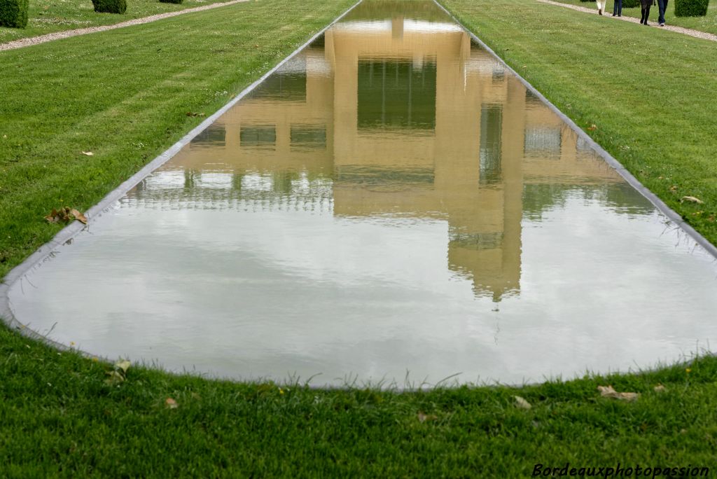 Le miroir d'eau a été assimilé à une piste d'atterrissage par l'architecte, c'est aussi une évocation des châteaux du XVIIIe siècle.